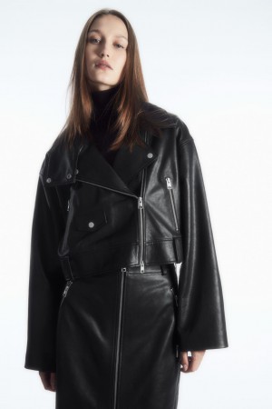Dámské Bundy COS Oversized Cropped Læder Cyklistické Černé | HXJM-20596
