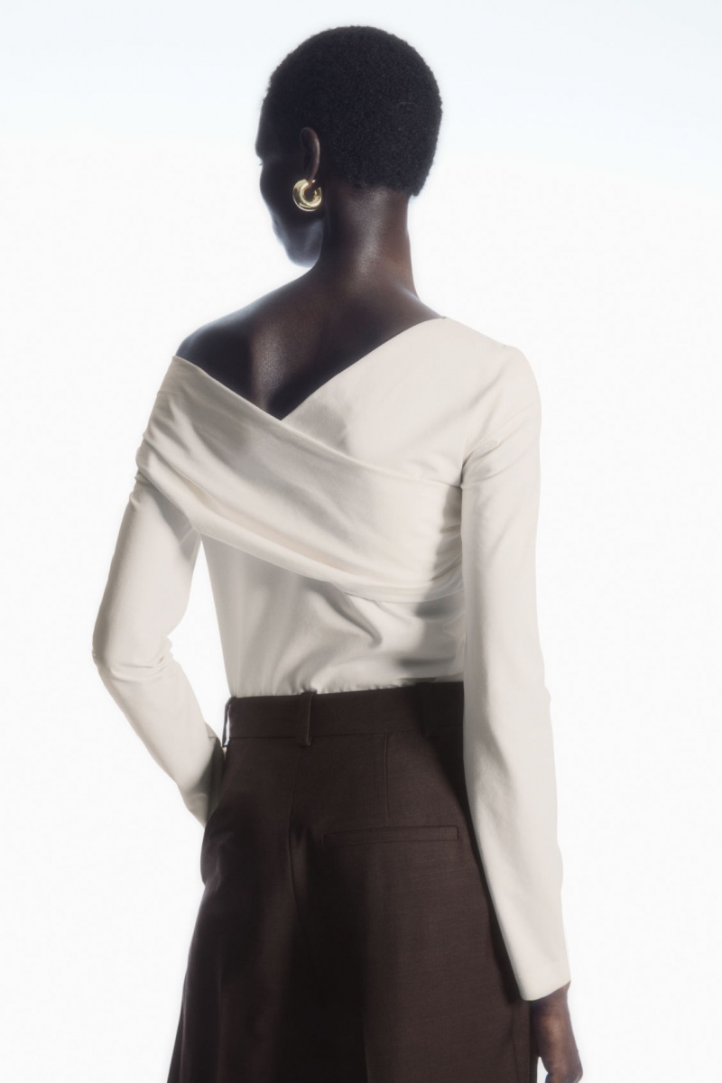 Dámské Topy COS Gathered Off-The-Shoulder Asymmetric Bílé | QZAU-73924