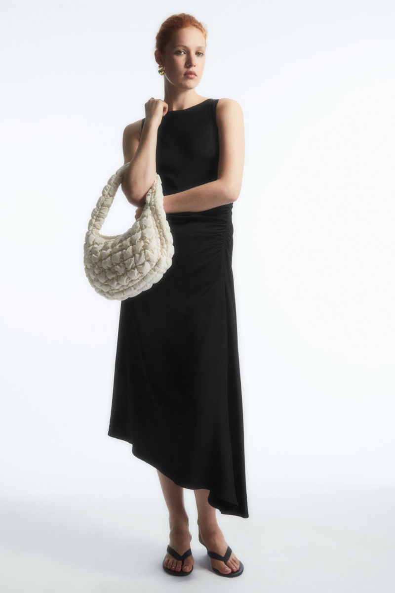 Dámské Šaty COS Asymmetric Gathered Satin Midi Černé | TXQB-07329